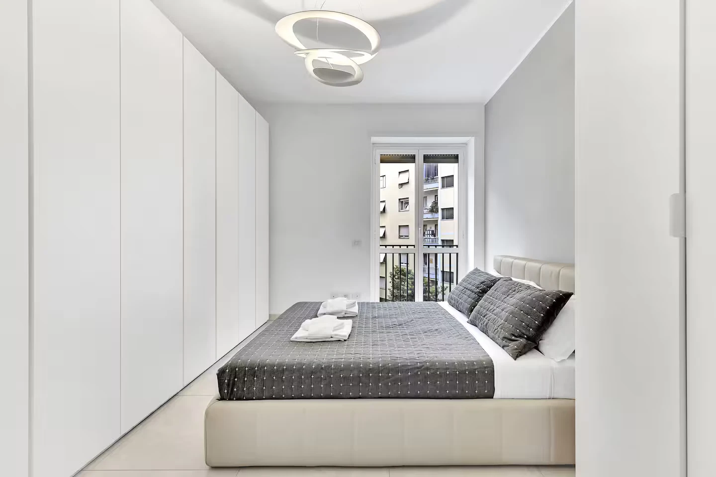 Camera da letto con armadio a tutta parete e porta finestra