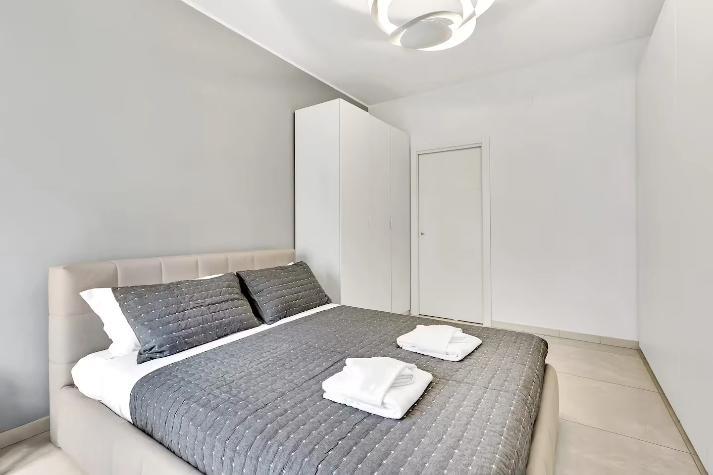 Camera da letto con letto matrimoniale e asciugamani pronti